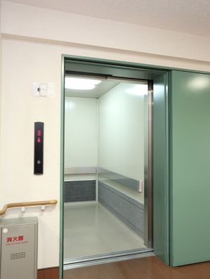 防災設備が整ったエレベーターホール