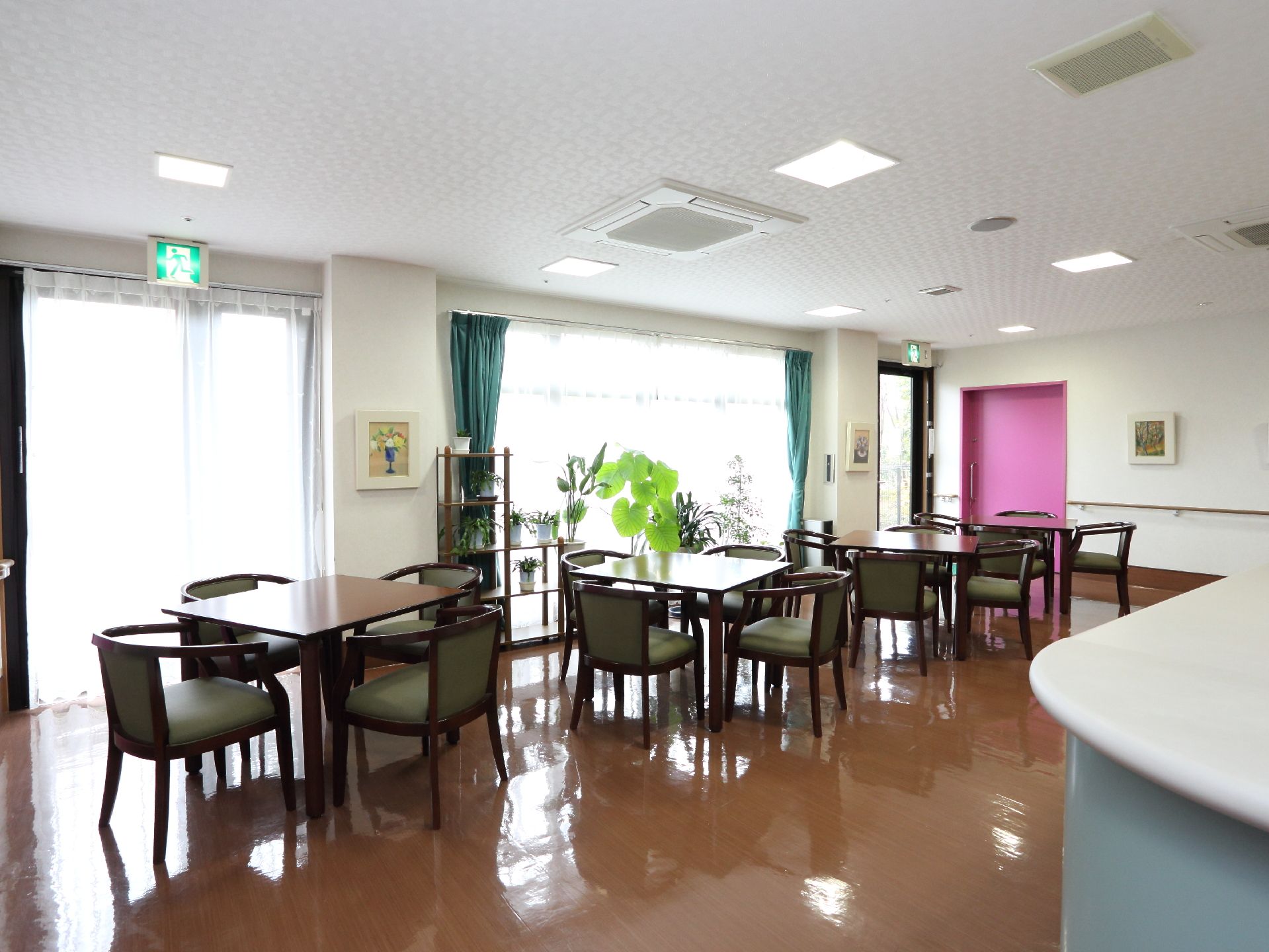 広々とした喫茶室を、1階に設けてあります。建物の両側から太陽光の入る構造の、明るい空間になっています。