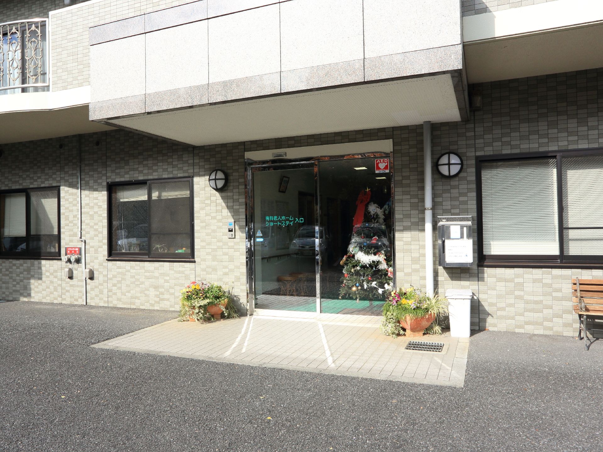 宿泊利用者専用の入り口です。施設において内側・外側からとも起こりうる不測の事態に、オートロック完備で備えています。