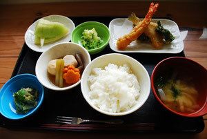 野菜の煮物や海老や魚のフライのセット