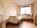 フローリングのシンプルな部屋であり、ベッドは電動で上下することが可能なものが置かれている。また、スペースが広めにとられている。
