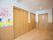廊下の左手側には、引き戸式扉の多目的トイレが２箇所併設されている。トイレ側面には、別の部屋に入る引き戸式の扉がある。