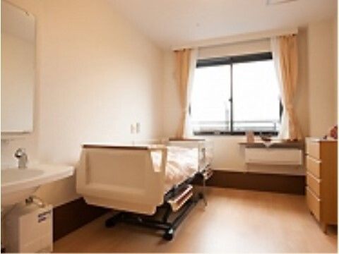 介護ベッドが置かれた居室内観