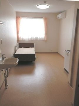 エアコンが設置された、１年を通して快適に過ごすことができる居室