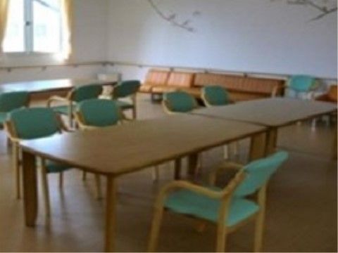 「サービス付き高齢者向け住宅 あんじゅ田原」の食堂。入居者の賑やかな空間になっている。