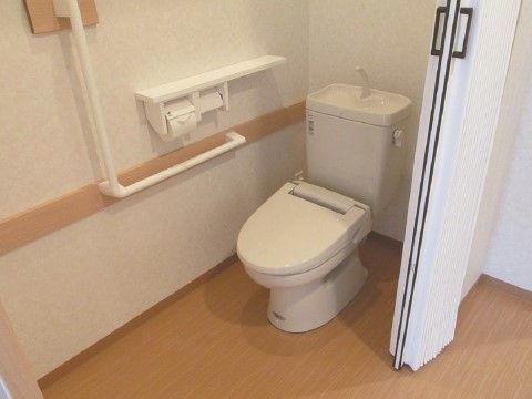 「サービス付き高齢者向け住宅 あんじゅ田原」のトイレ。L字型の手すりを設けている。