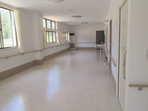 「サービス付き高齢者向け住宅 あんじゅ田原」の多目的ホール。広々とした余裕のあるホール。