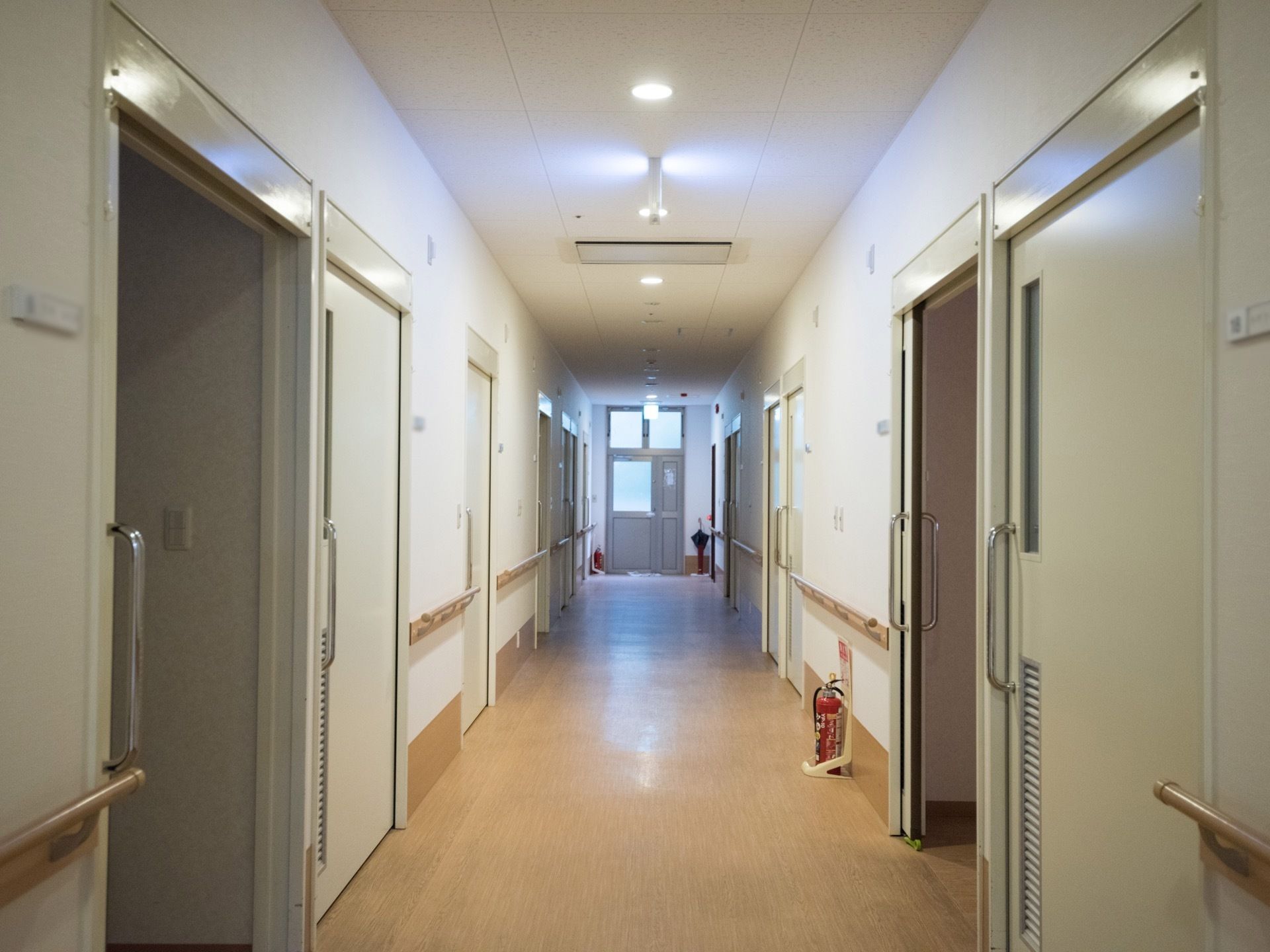 廊下の左右の壁に手すりを設置して、掴まりながら安全に通行できるようになっている。照明で明るく、利用しやすい雰囲気。