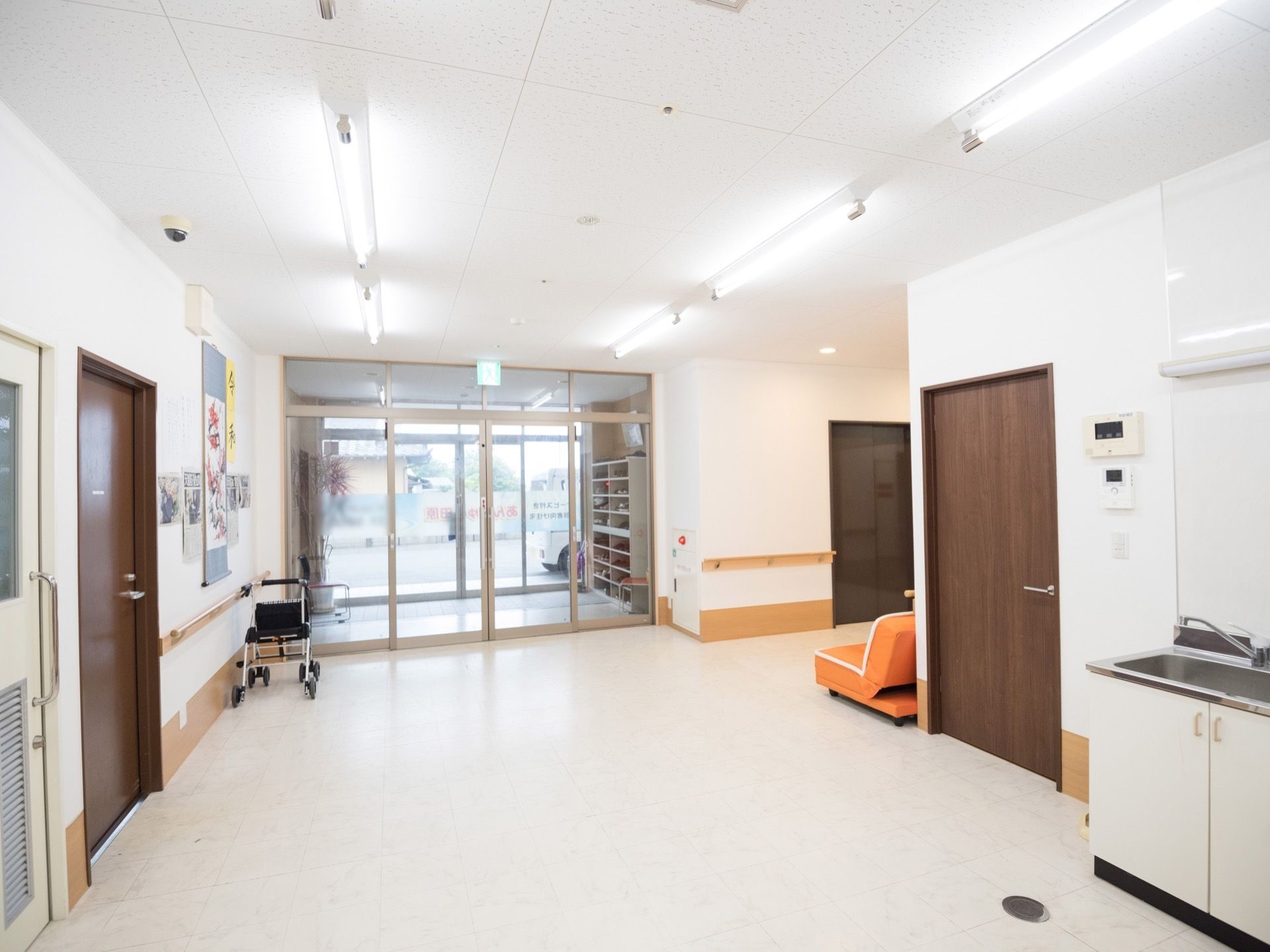 エントランスのドアは2重になっていて、風除室に靴箱が設置されている。居住空間に外の汚れを持ち込まない構造になっている。