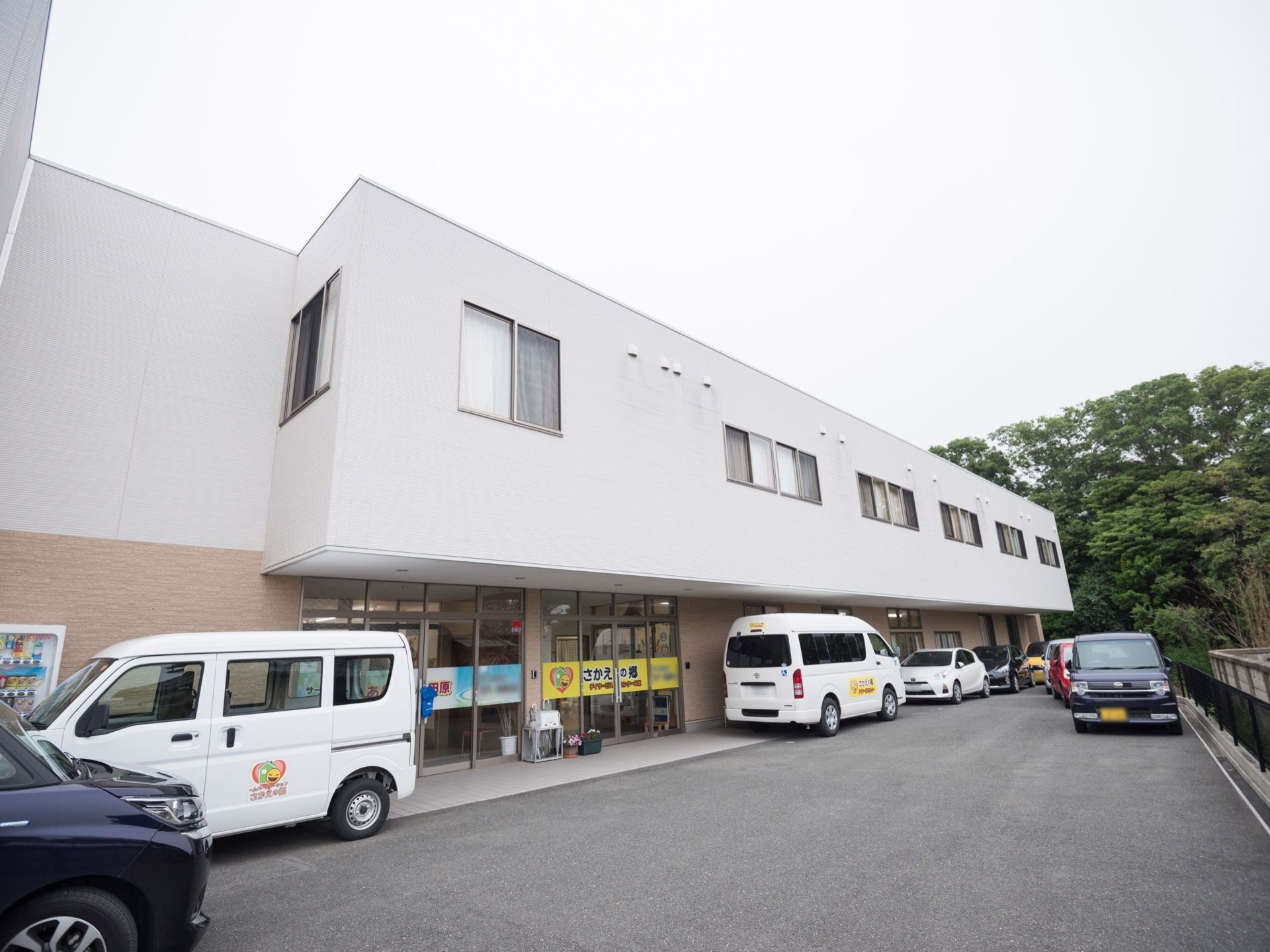 エントランスには屋根がついているので、天候の悪い日でも車を横付けすれば負担なく建物に出入りできるように造られている。
