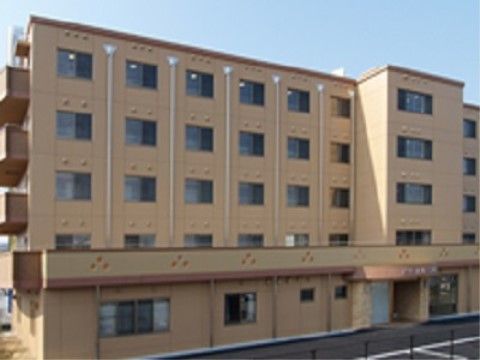 ベージュ色の外壁で、５階建てになっている施設の外観