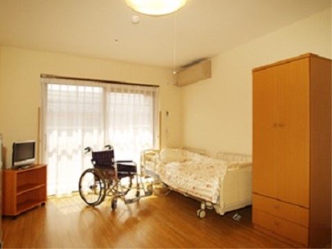 車椅子をご利用の方もゆったりと過ごすことができる、広々とした居室