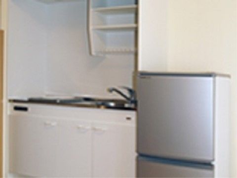 「アネシス南彦根」の居室・キッチン。キッチン下に収納スペースを設けている。