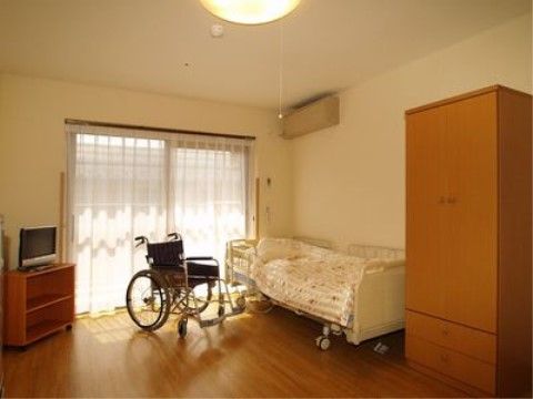 「アネシス南彦根」の居室。自宅からの愛用品を収容できる。
