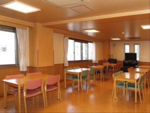 「アネシス南彦根」の食堂。ベージュ色のインテリアに、暖色の照明を使用している。