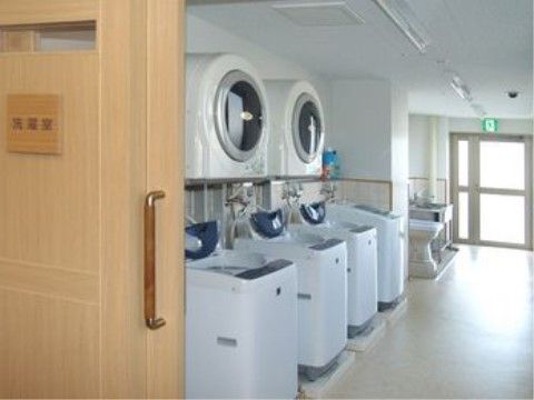 「アネシス南彦根」の洗濯室。洗濯後、速乾性のある乾燥機に衣類を入れられる。