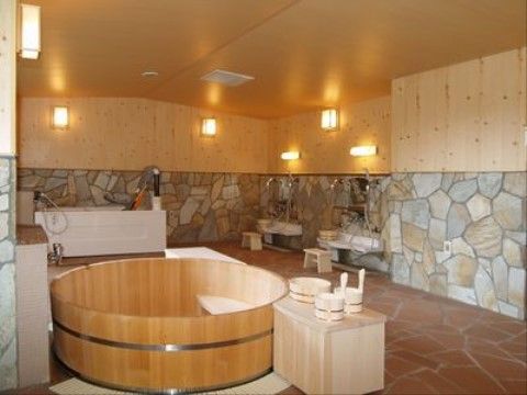 「アネシス南彦根」の大浴室。湯船に入りやすいよう、介助手すりと段差を設けている。