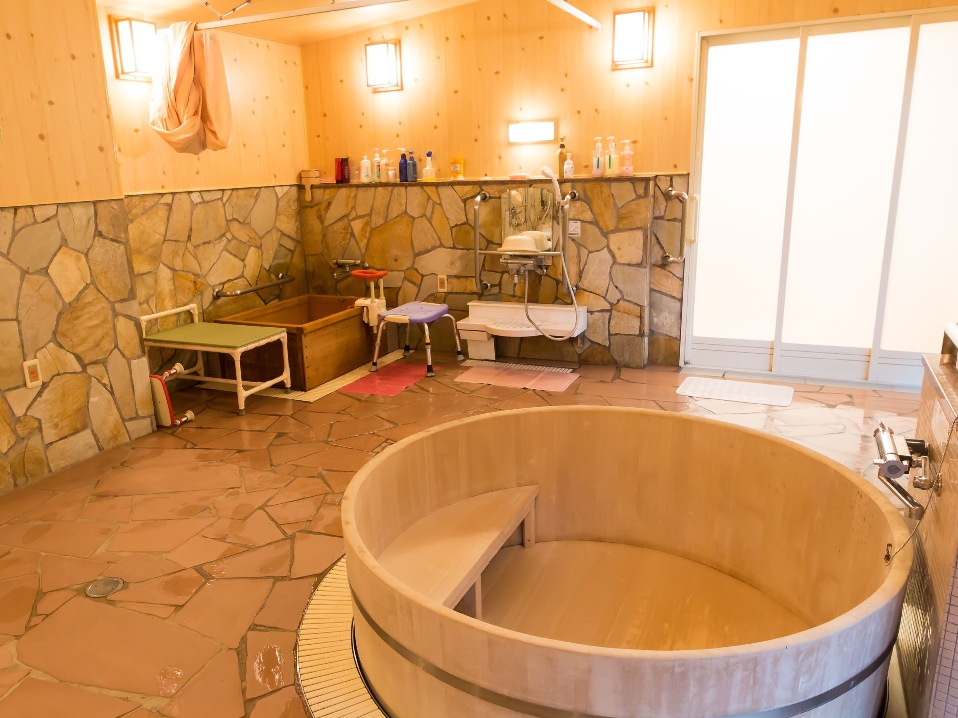 入居者様共用の浴室は、コンパクトな浴槽のほか、複数人がお湯に浸かれる大きな檜桶型の浴槽がある。