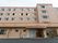 施設は、えんじ色をした５階建ての建物となっている。玄関はモダンなデザインで、上部には施設名が大きく書かれている。
