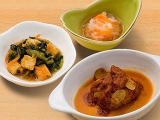 厚揚げと青菜の煮物と、吸い物と肉料理