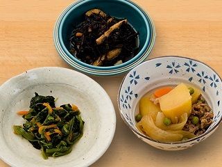 肉じゃがとひじき煮と青菜と人参の和え物