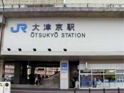 施設の周辺には徒歩圏内に駅があり、来訪者様の訪れやすい環境。スーパーなどのお店も多く、生活のしやすい立地条件となっている。