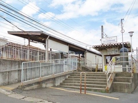 施設の周辺には駅が複数ある他、スーパーやドラックストアーなどがあり、利便性に優れている。軽い運動に散策するのもおすすめ。