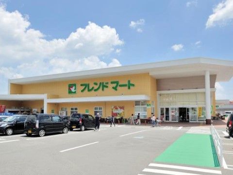 施設の周辺に大型スーパーなどもあり、日用品を揃えるのに活用できる。また、駅なども近いため、利便性に優れた立地となっている。