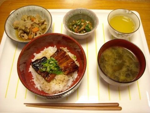 お食事は、和食を中心とした様々なメニューが用意されており、入居者様の栄養バランスを考えたものとなっている。