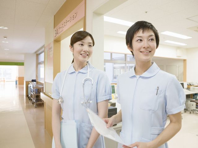 どこかに目を向けている２人の女性スタッフ
