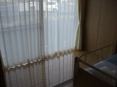 当施設の居室には大きめの収納スペースも確保してあり、入居者様のお持ちいただいた荷物を入れて部屋を広く使っていただける。