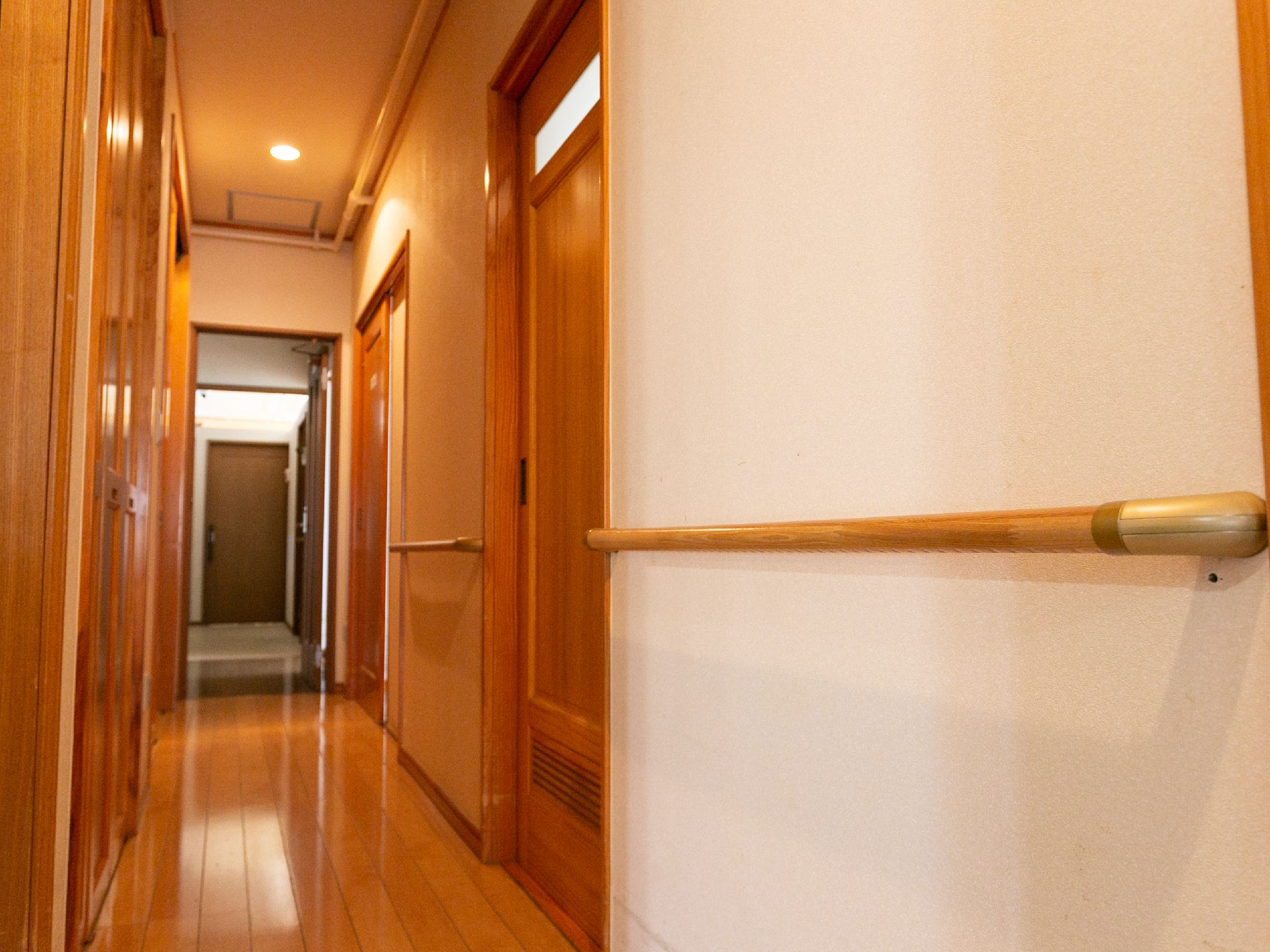手すりが設置された廊下