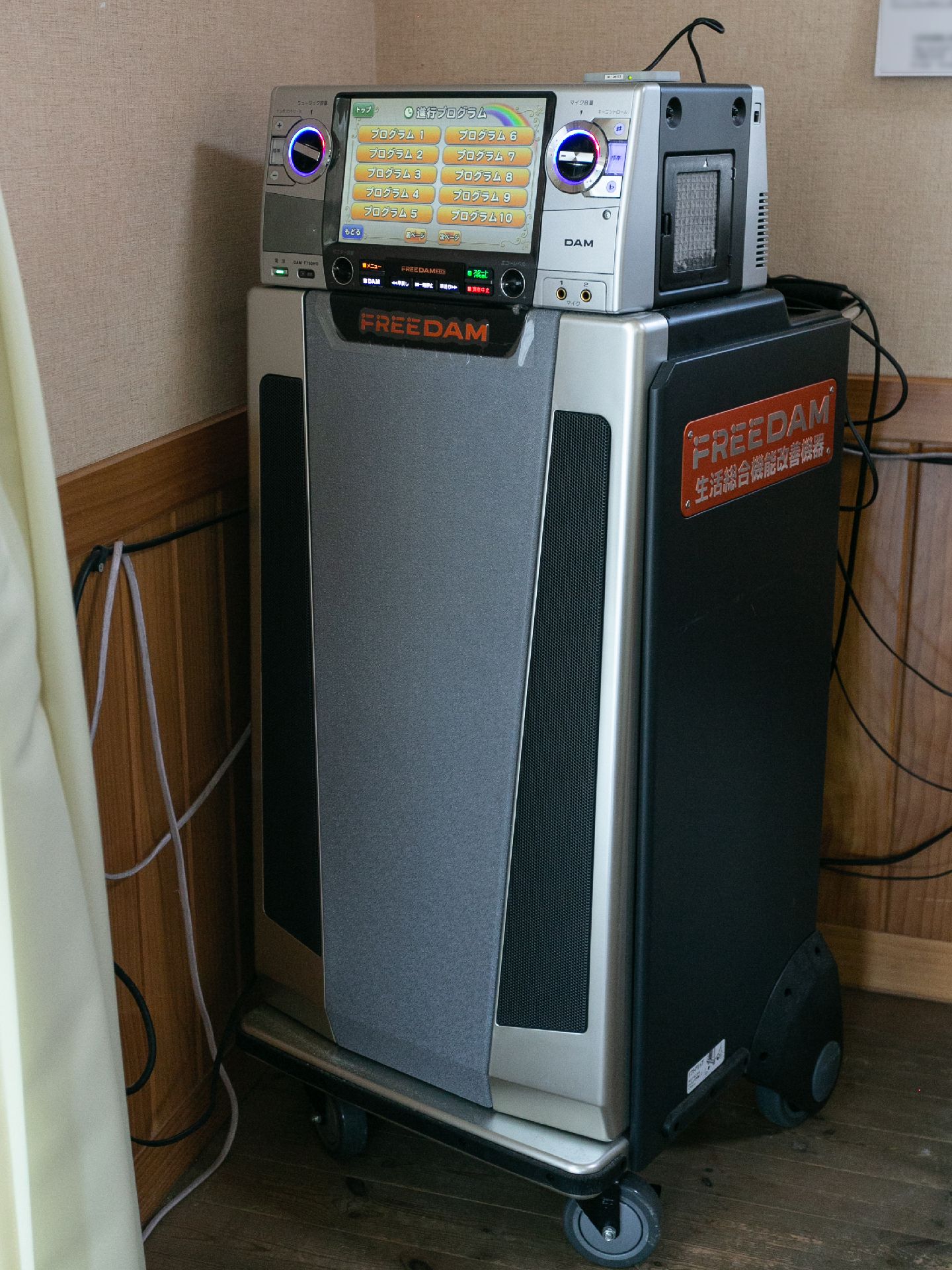 共用スペースに設置されたカラオケ機器