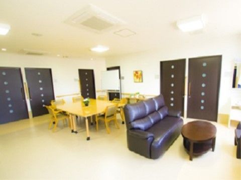 ダーク調の建具が印象的なスペースである。広々としており、開放感がある。向かい合って座れるテーブルセットもある。