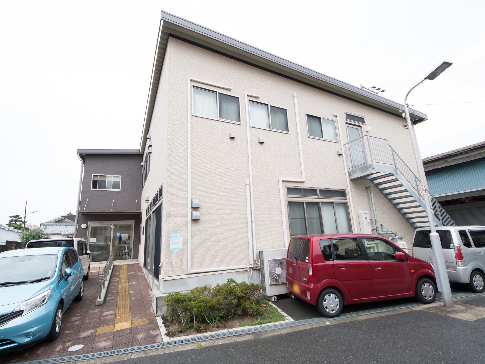 ２階建ての施設である。エントランスには、手すりが備わったスロープが設けられている。建物前と横が駐車スペースになっている。