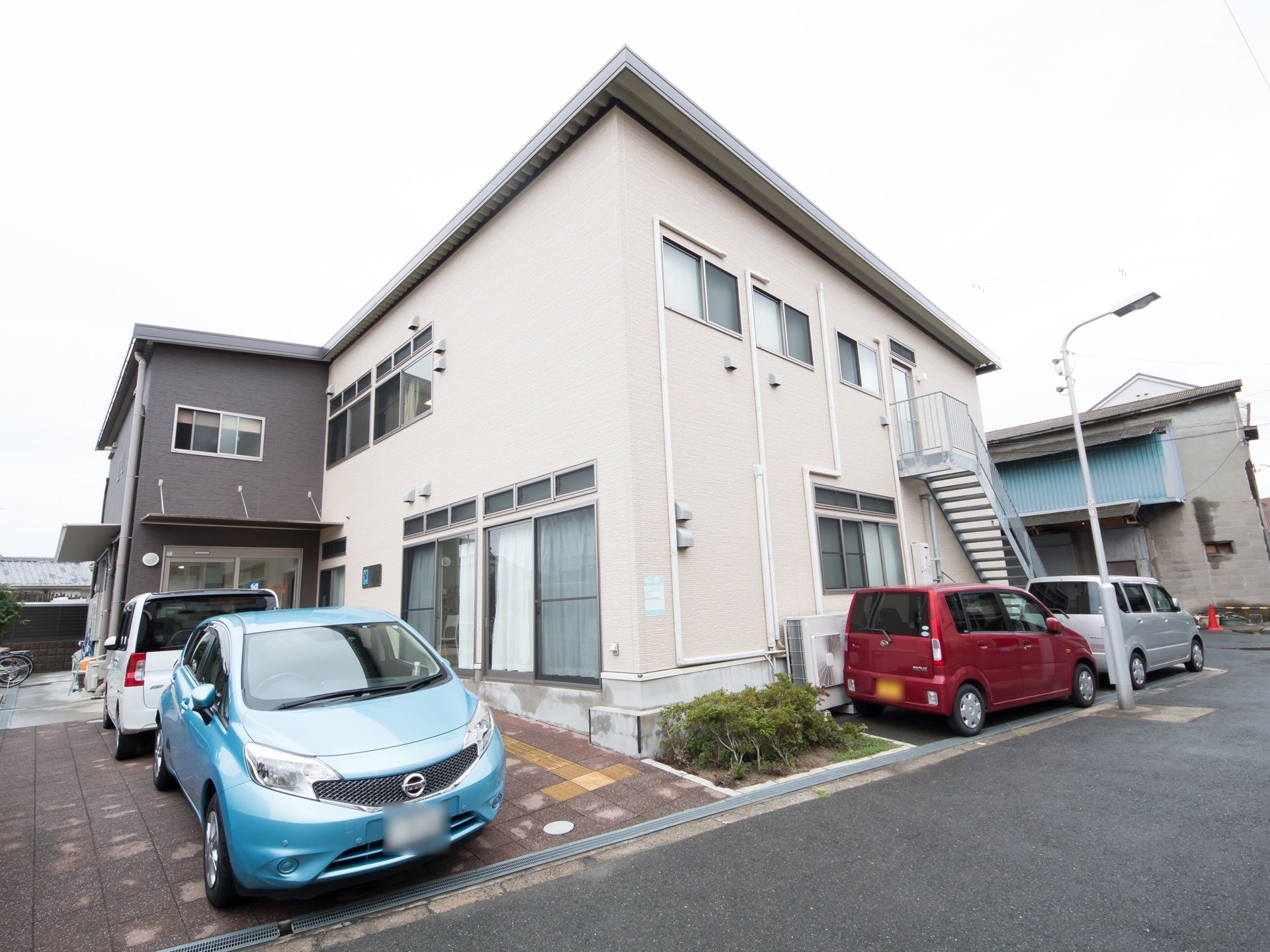 施設の駐車場は道路側に面している。来訪者様などの車両は、道路からスムーズにアクセスすることが可能である。