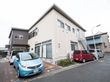 施設の駐車場は道路側に面している。来訪者様などの車両は、道路からスムーズにアクセスすることが可能である。