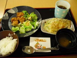 サンタクロースのイラストが描かれたカードが添えられたイベント食