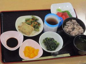刺身と赤飯と副菜の小鉢が付いた和食のセット