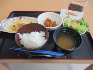 メッセージカードが添えられた、ご飯と味噌汁と3品のおかずのセット