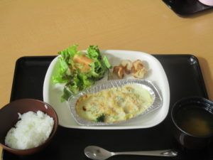 ご飯と味噌汁が付いたグラタンがメインのメニュー