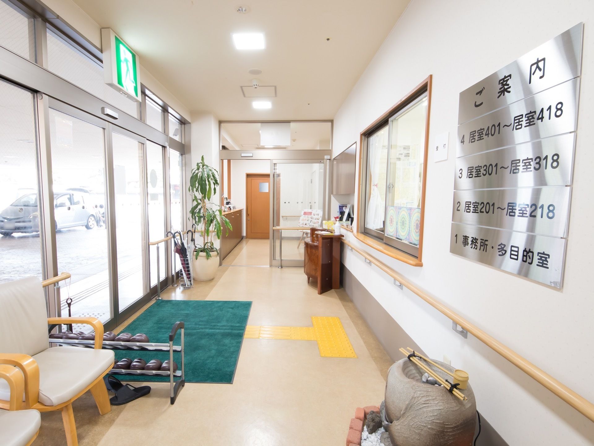 1階には事務所、多目的室があり、2階から4階までは入居者様の各居室という構造になっている。玄関すぐに事務所の受付がある。