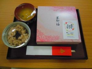 ごはんと味噌汁がセットになった弁当