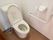 居室にあるトイレは、部屋のトーンに合わせた木目の床になっている。歩行補助のための手すりがつき、ナースコールも設置されている。