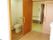 サラサ八尾のトイレ。トイレの出入口はつまずかないようフラット設計になっている。