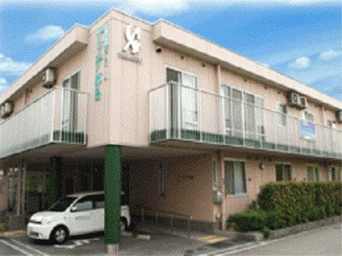 車椅子をご利用の方も安全に移動することができるスロープが設置された玄関