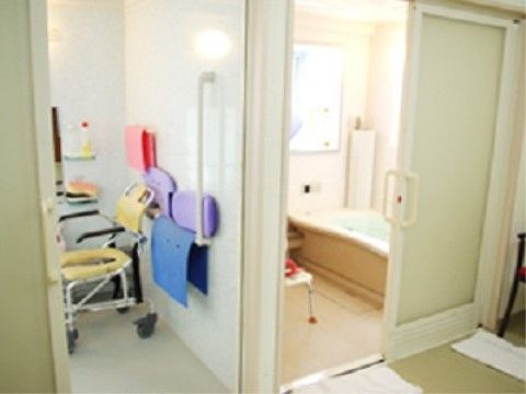 スライド式の安全に開け閉めすることができる扉が設置された浴室