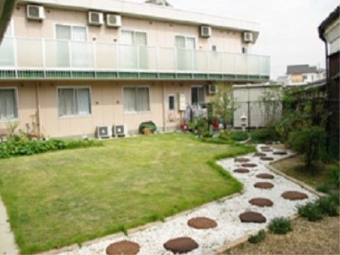 施設の中庭に作られた、植物に触れながら散歩を楽しむことができる遊歩道