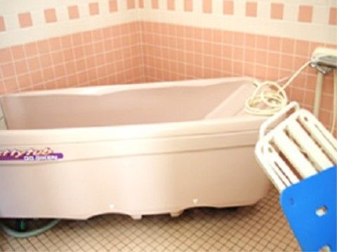 介護度の高い方でも入浴できる設備が整っているので、快適に過ごすことができる。掃除の行き届いた、清潔感のある浴室である。