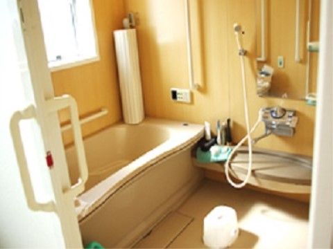 お一人で入浴できる個浴室があり、ゆったりと入浴時間が楽しめる。転倒予防用に壁に手すりが設置してある。